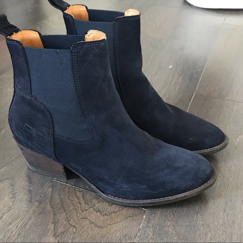Navy suede boots by hunter